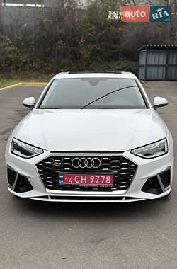 Седан Audi A4 2022 в Ужгороді