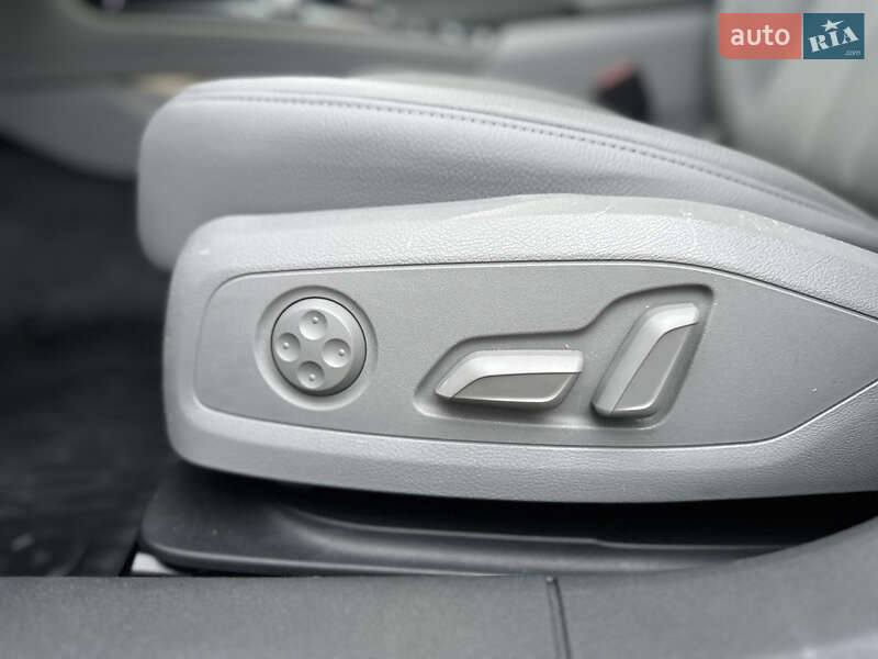 Седан Audi A4 2018 в Ровно