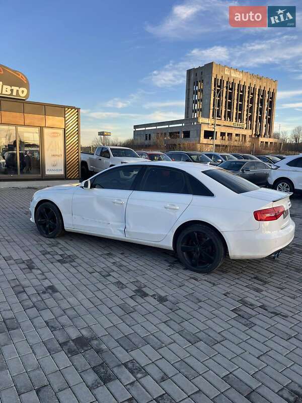 Седан Audi A4 2014 в Львове