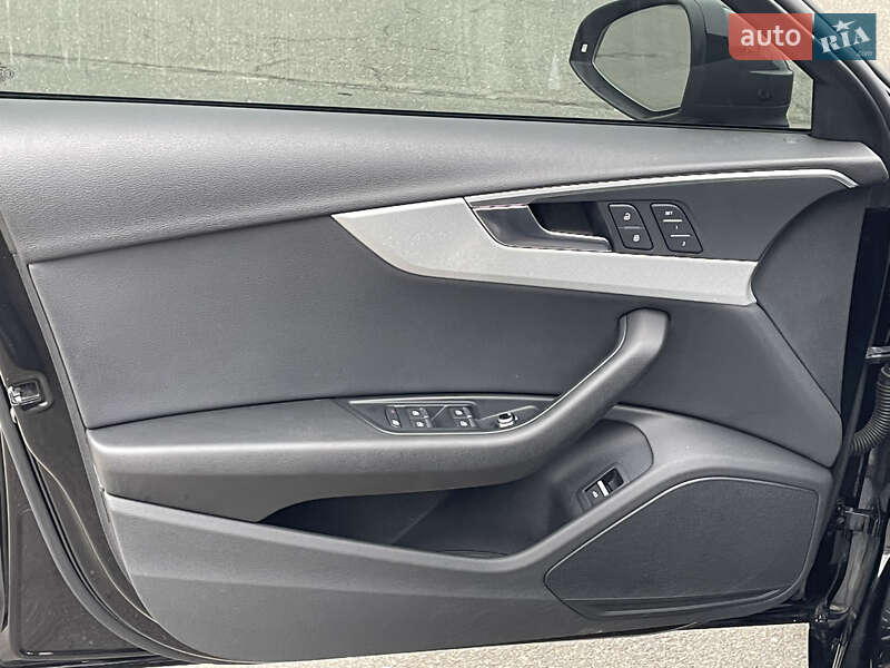 Седан Audi A4 2015 в Киеве