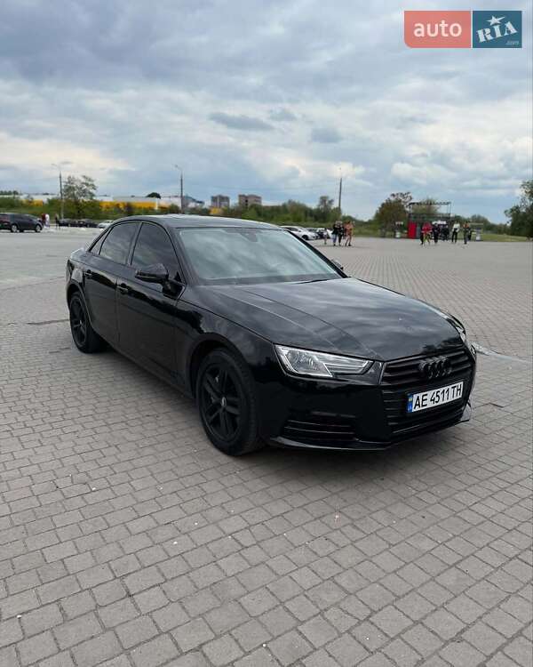 Седан Audi A4 2015 в Львове