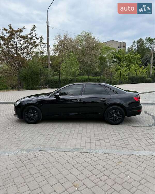 Седан Audi A4 2015 в Львове