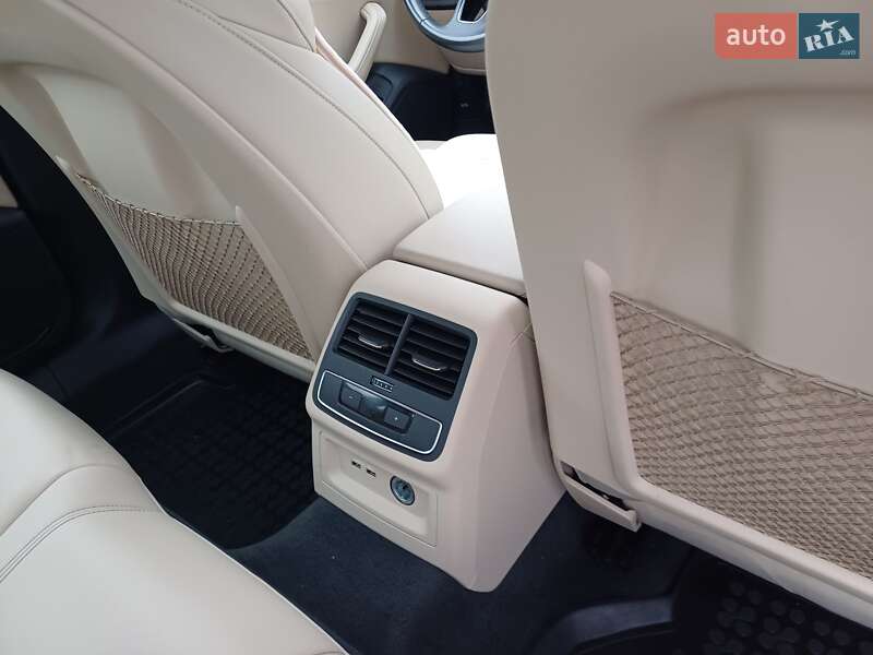 Седан Audi A4 2022 в Ужгороде