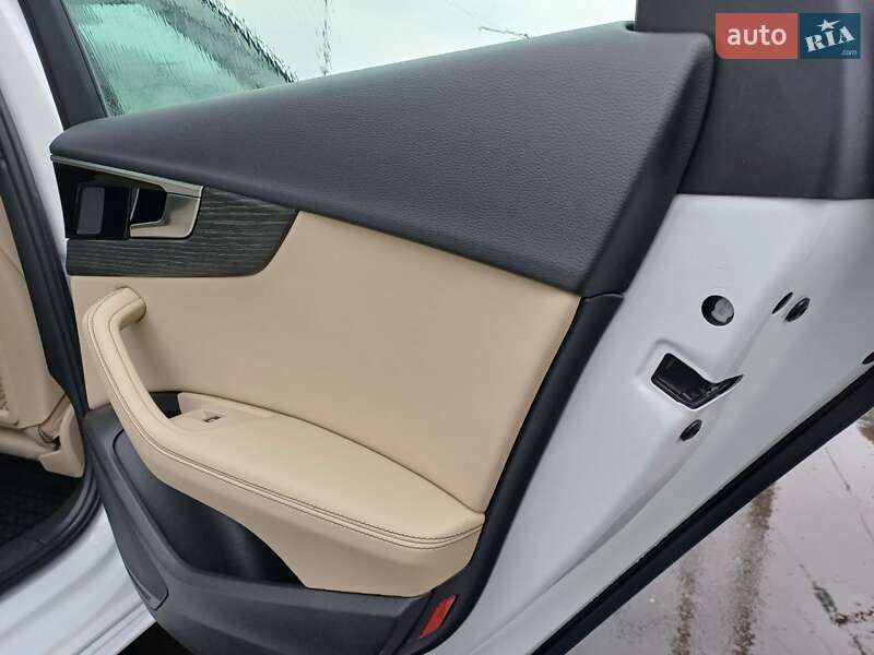 Седан Audi A4 2022 в Ужгороде