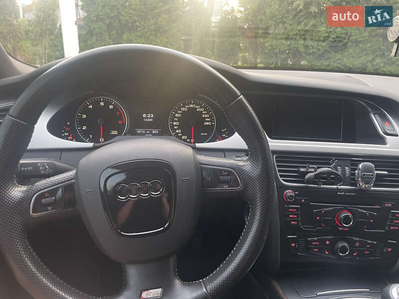 Седан Audi A4 2011 в Новояворовске