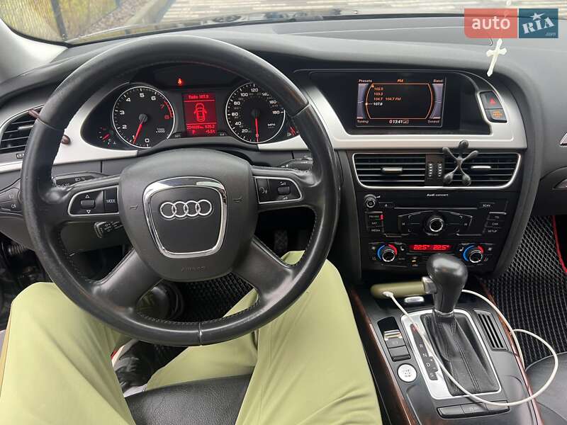 Седан Audi A4 2011 в Львове