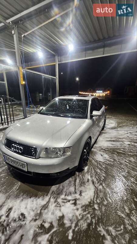 Седан Audi A4 2002 в Дерно
