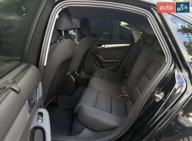 Седан Audi A4 2012 в Львове