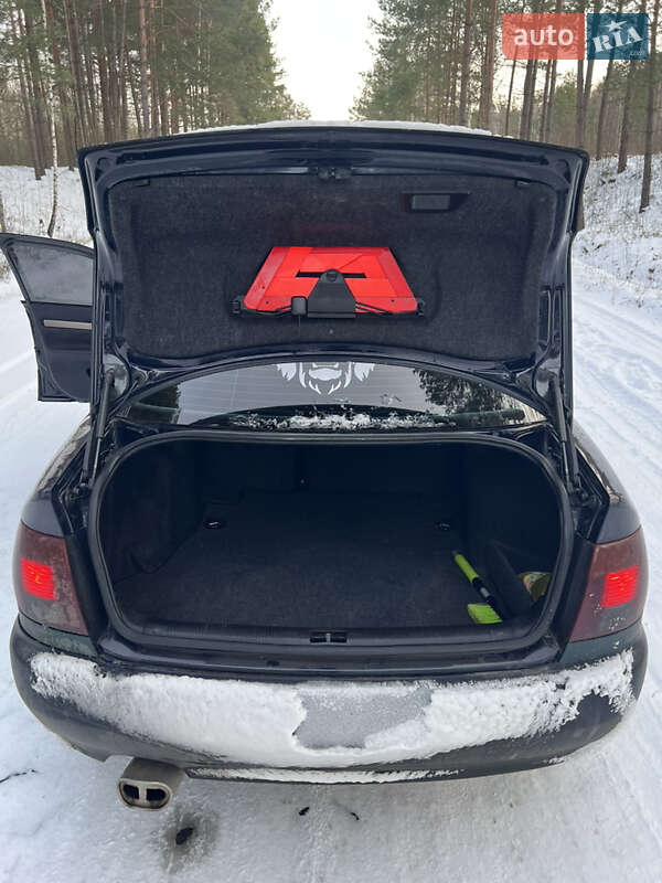 Седан Audi A4 1998 в Дубровице