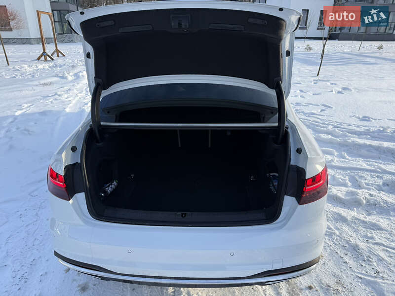 Седан Audi A4 2022 в Киеве