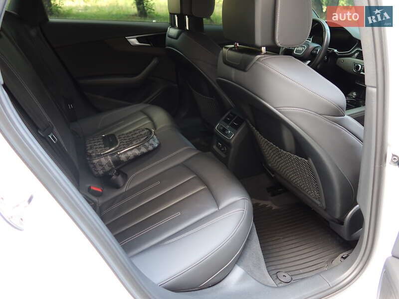 Седан Audi A4 2022 в Киеве