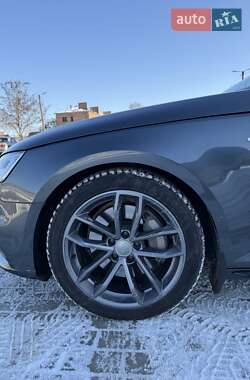 Седан Audi A4 2019 в Ромнах