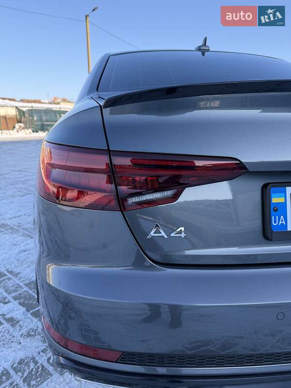 Седан Audi A4 2019 в Ромнах