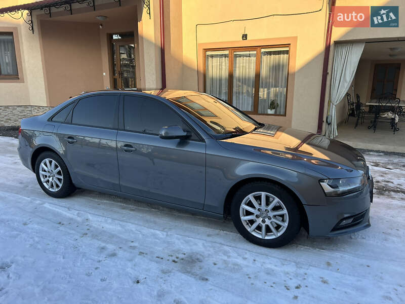 Седан Audi A4 2014 в Мукачевому