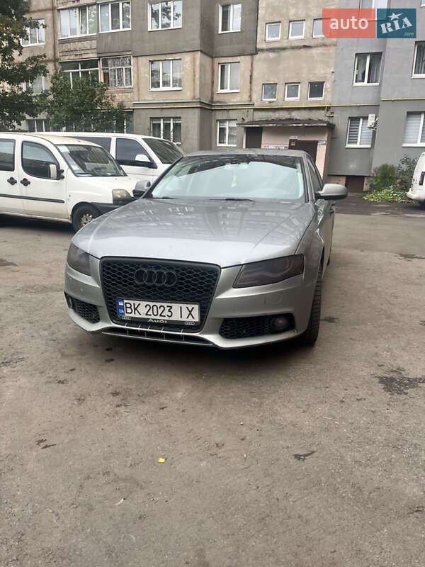 Седан Audi A4 2011 в Ровно