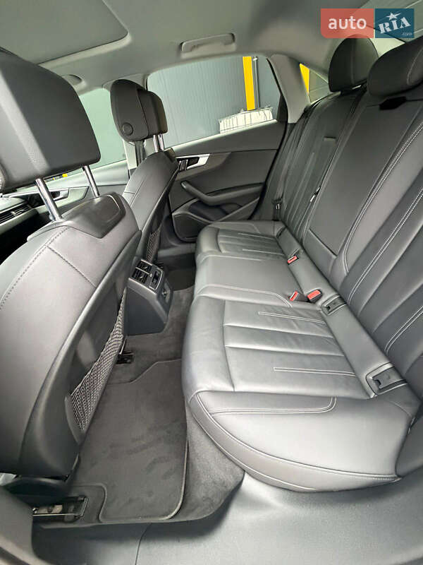 Седан Audi A4 2020 в Самборі