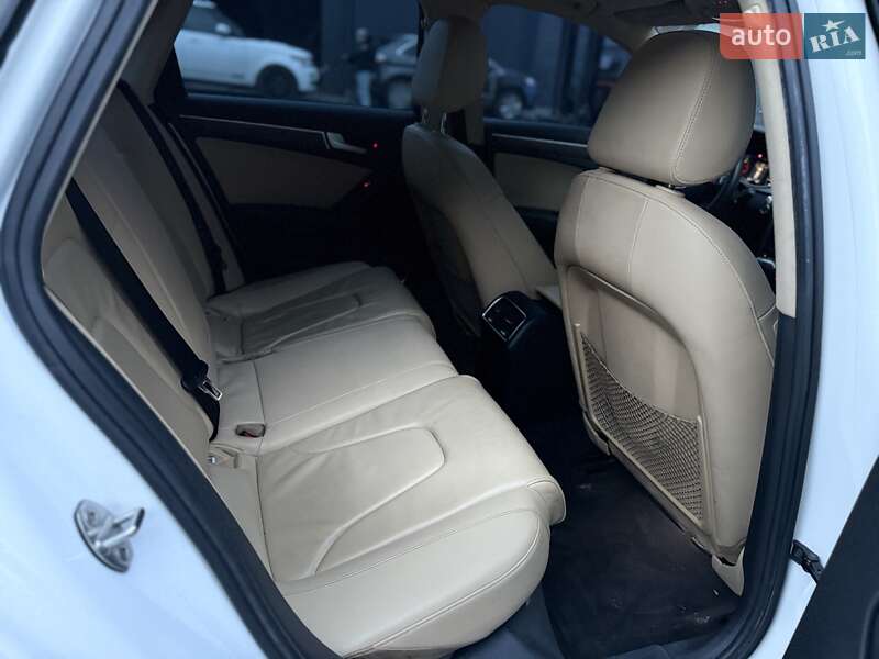 Седан Audi A4 2014 в Львові