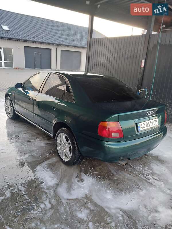 Седан Audi A4 1994 в Ужгороде