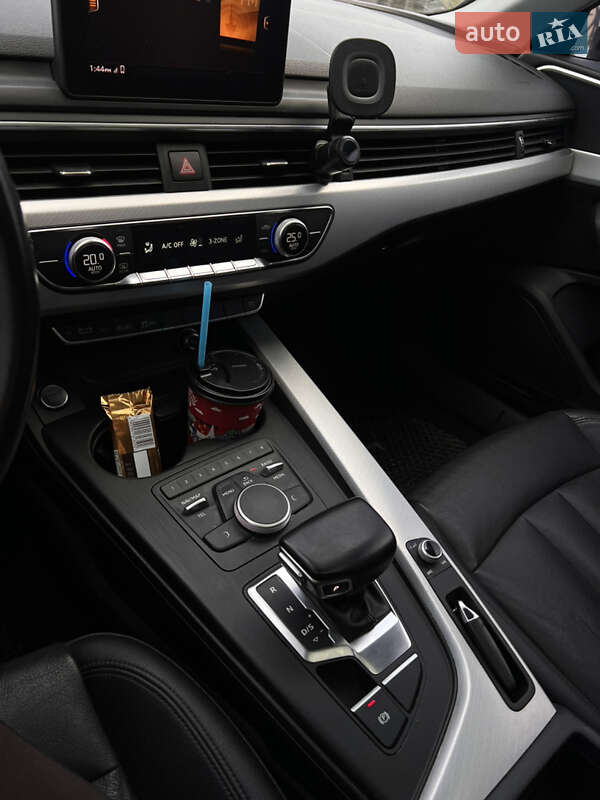Седан Audi A4 2017 в Долині