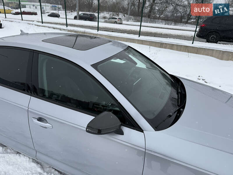 Седан Audi A4 2017 в Киеве