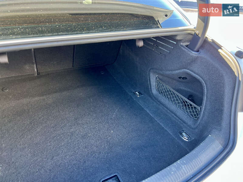 Седан Audi A4 2016 в Киеве