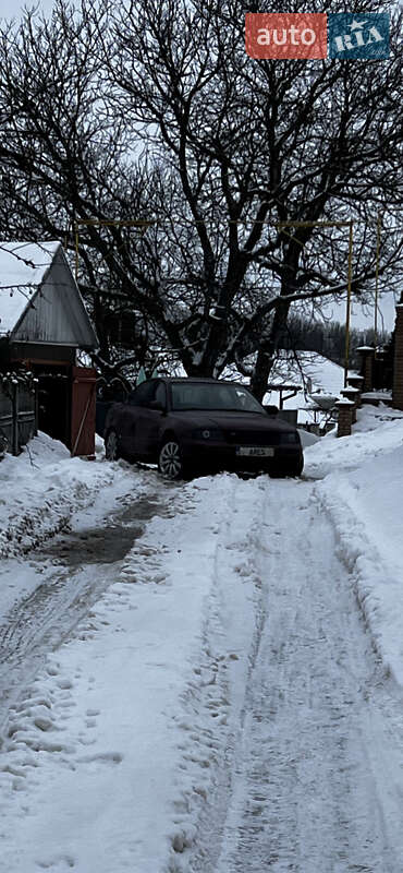 Седан Audi A4 1998 в Кельменцях