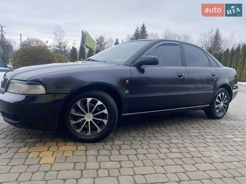 Седан Audi A4 1995 в Трускавці