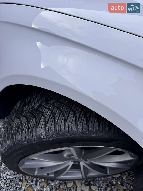 Седан Audi A4 2016 в Самборі