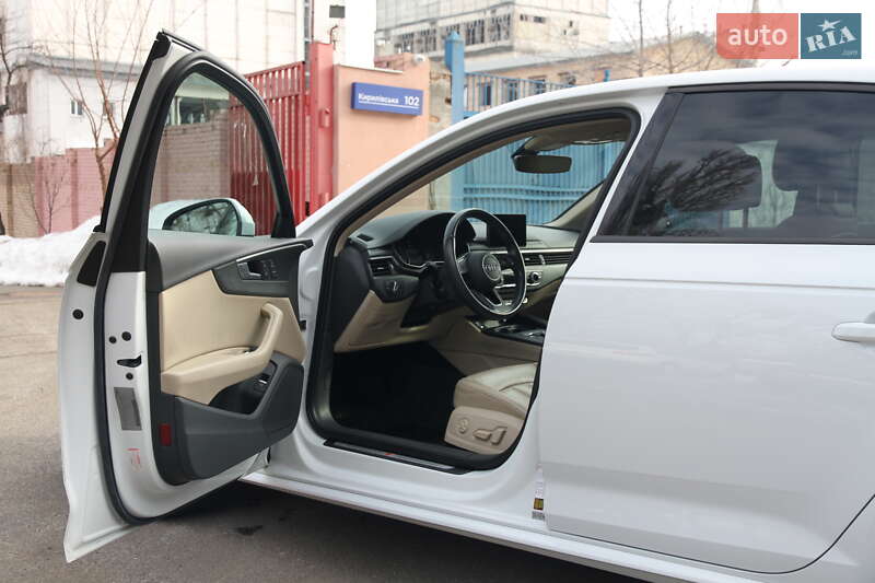 Седан Audi A4 2017 в Киеве