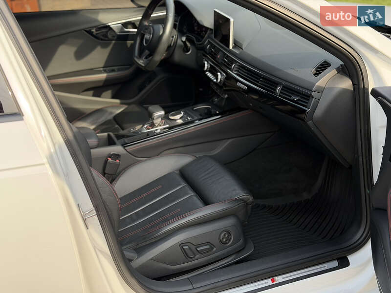 Седан Audi A4 2017 в Мукачево