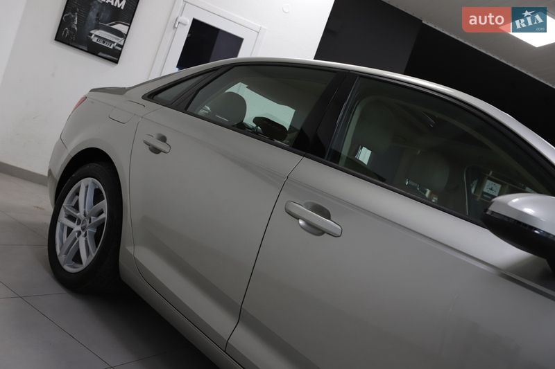 Седан Audi A4 2017 в Дрогобыче