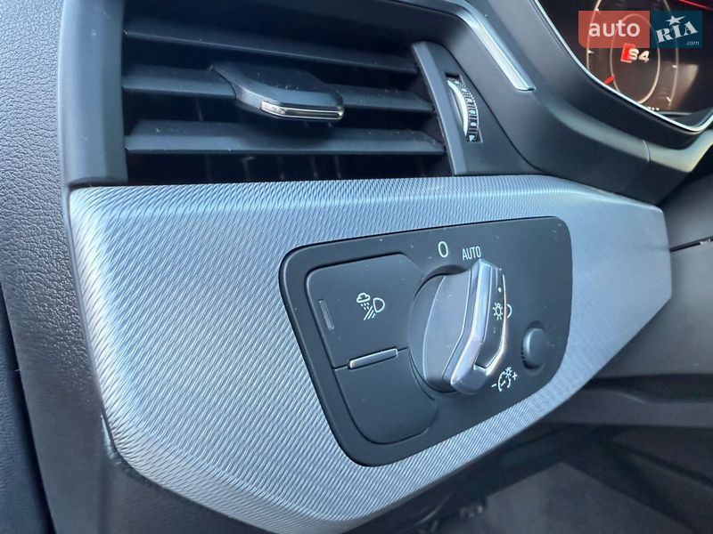Седан Audi A4 2019 в Чернівцях