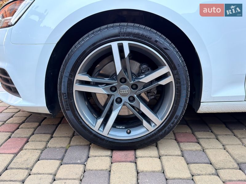 Седан Audi A4 2020 в Мукачево