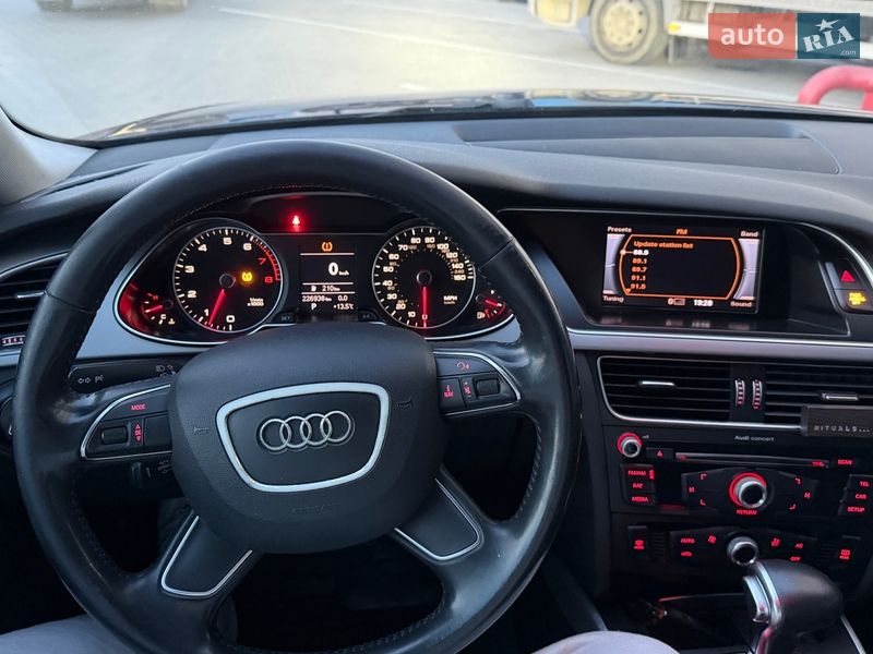 Седан Audi A4 2013 в Львові