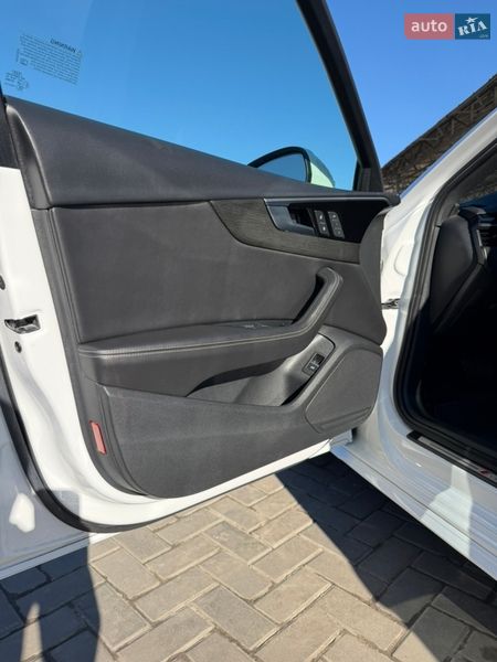 Седан Audi A4 2022 в Полтаві