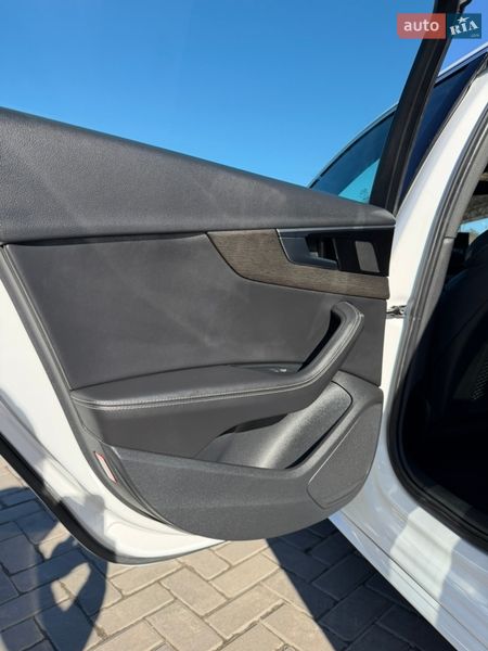 Седан Audi A4 2022 в Полтаві