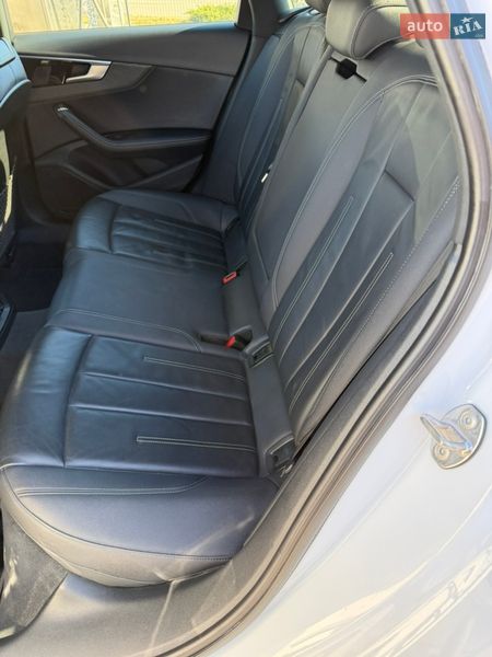 Седан Audi A4 2022 в Полтаві