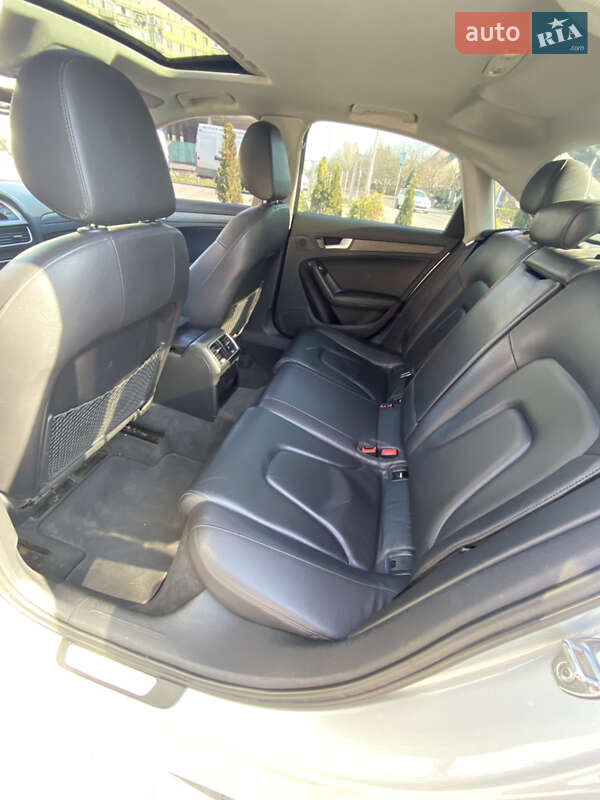 Седан Audi A4 2012 в Ужгороде