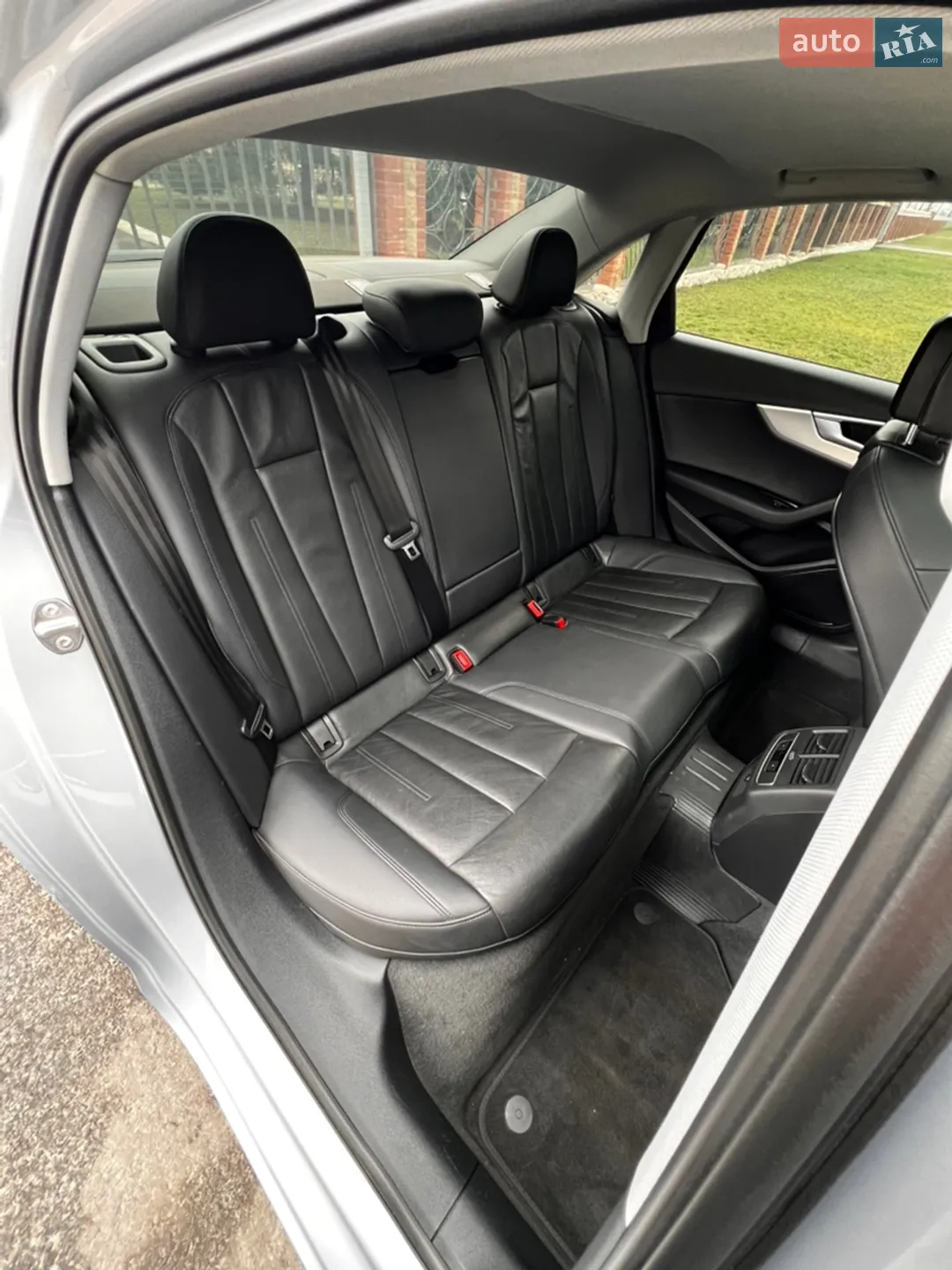 Audi A4 2015 VIN WAUANAF44HN002299 фото оголошення 10 з 18