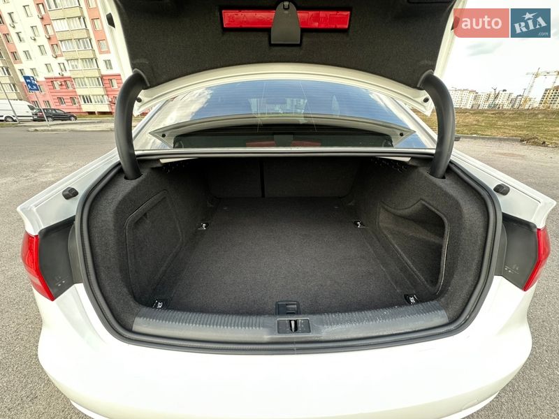 Седан Audi A4 2015 в Виннице