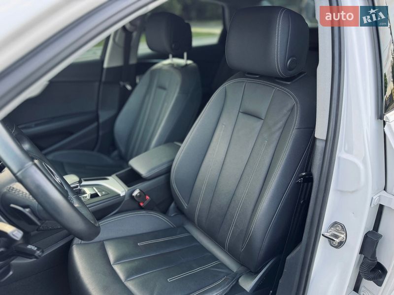 Седан Audi A4 2022 в Ужгороде