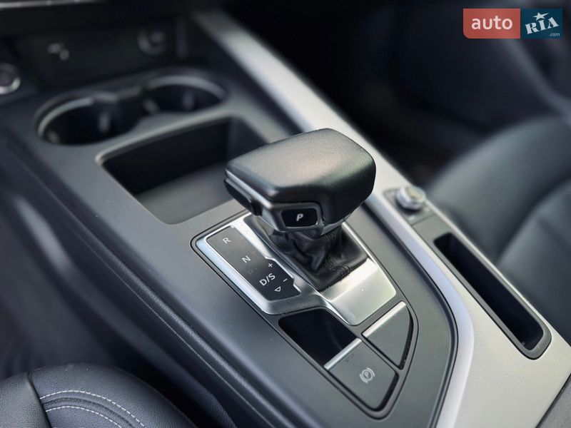 Седан Audi A4 2022 в Ужгороде