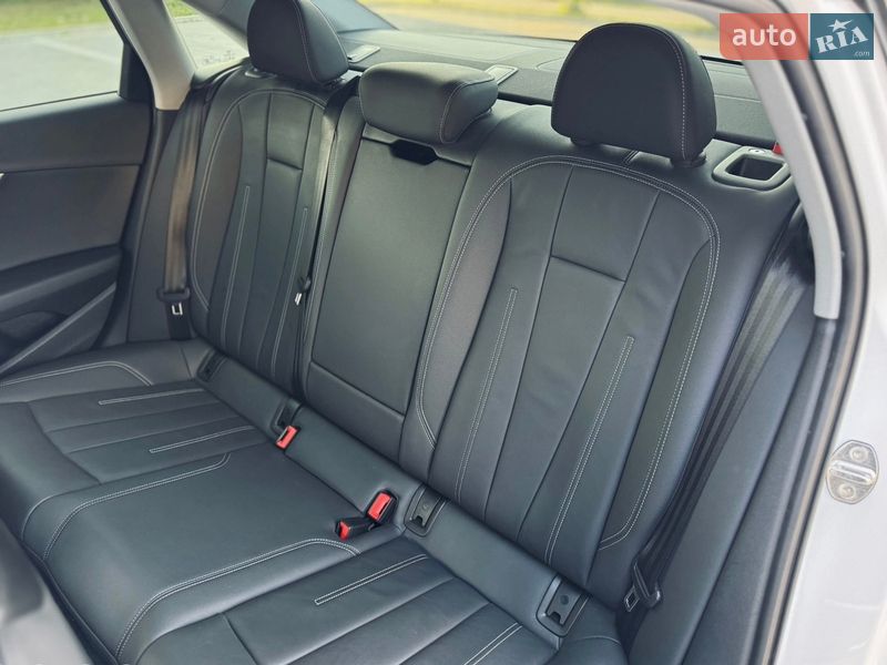 Седан Audi A4 2022 в Ужгороде