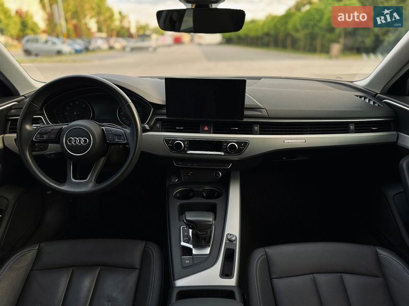 Седан Audi A4 2022 в Ужгороде