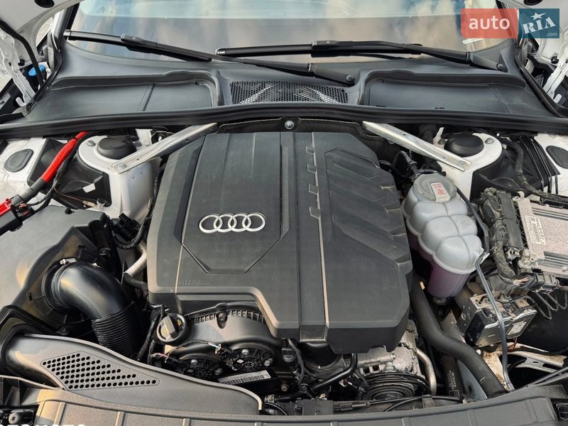 Седан Audi A4 2022 в Ужгороде