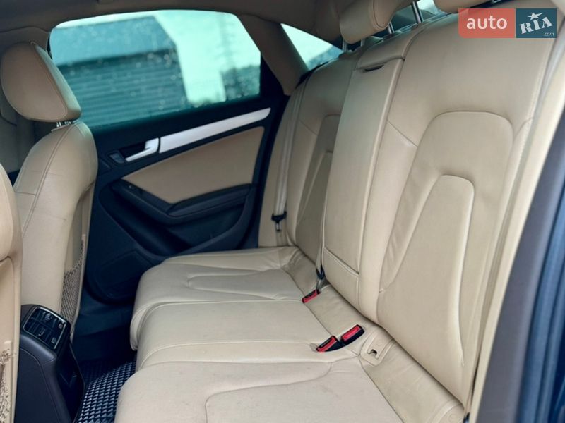Седан Audi A4 2013 в Львове