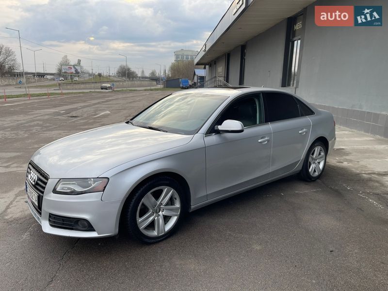 Седан Audi A4 2010 в Вараше