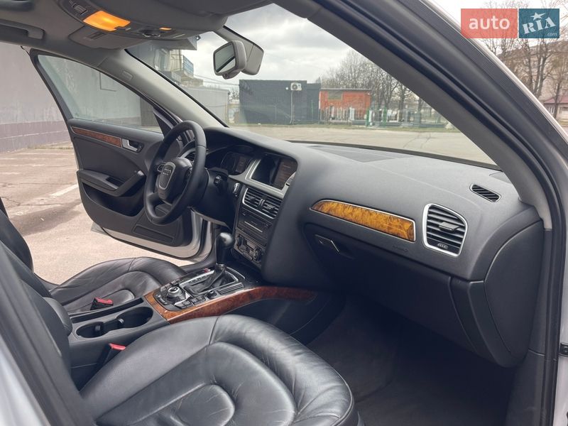 Седан Audi A4 2010 в Вараше