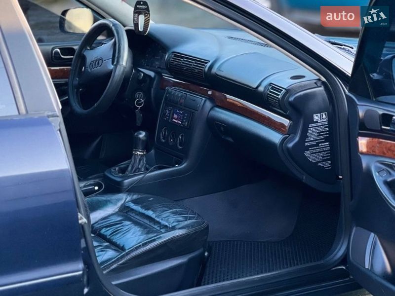Седан Audi A4 1995 в Остроге