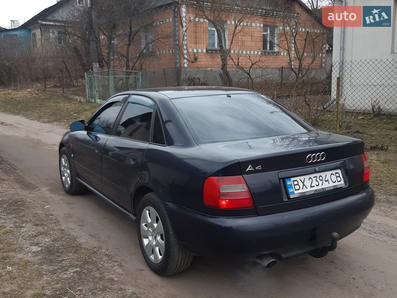 Седан Audi A4 1995 в Остроге